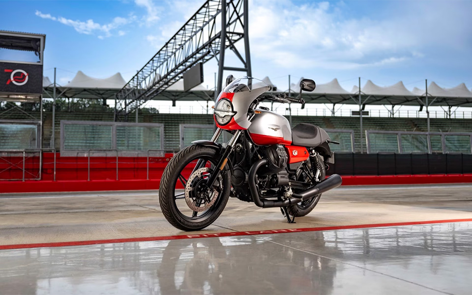 Moto Guzzi presenta la V7 Stone Corsa en su Open House 2023 en Italia
