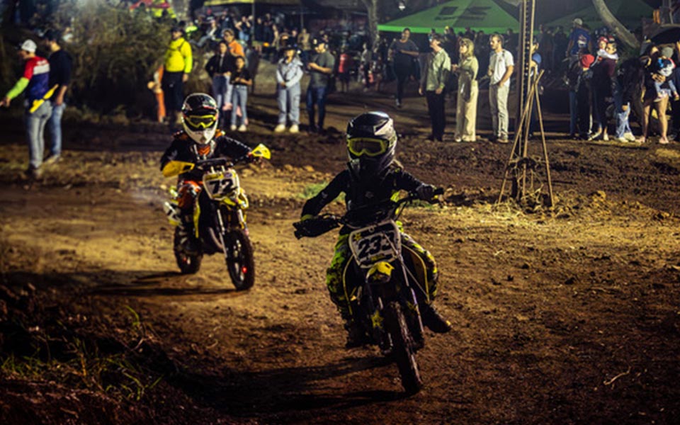 Noche de adrenalina y pasión con la IX edición de la Clásica de Motocross Carmona